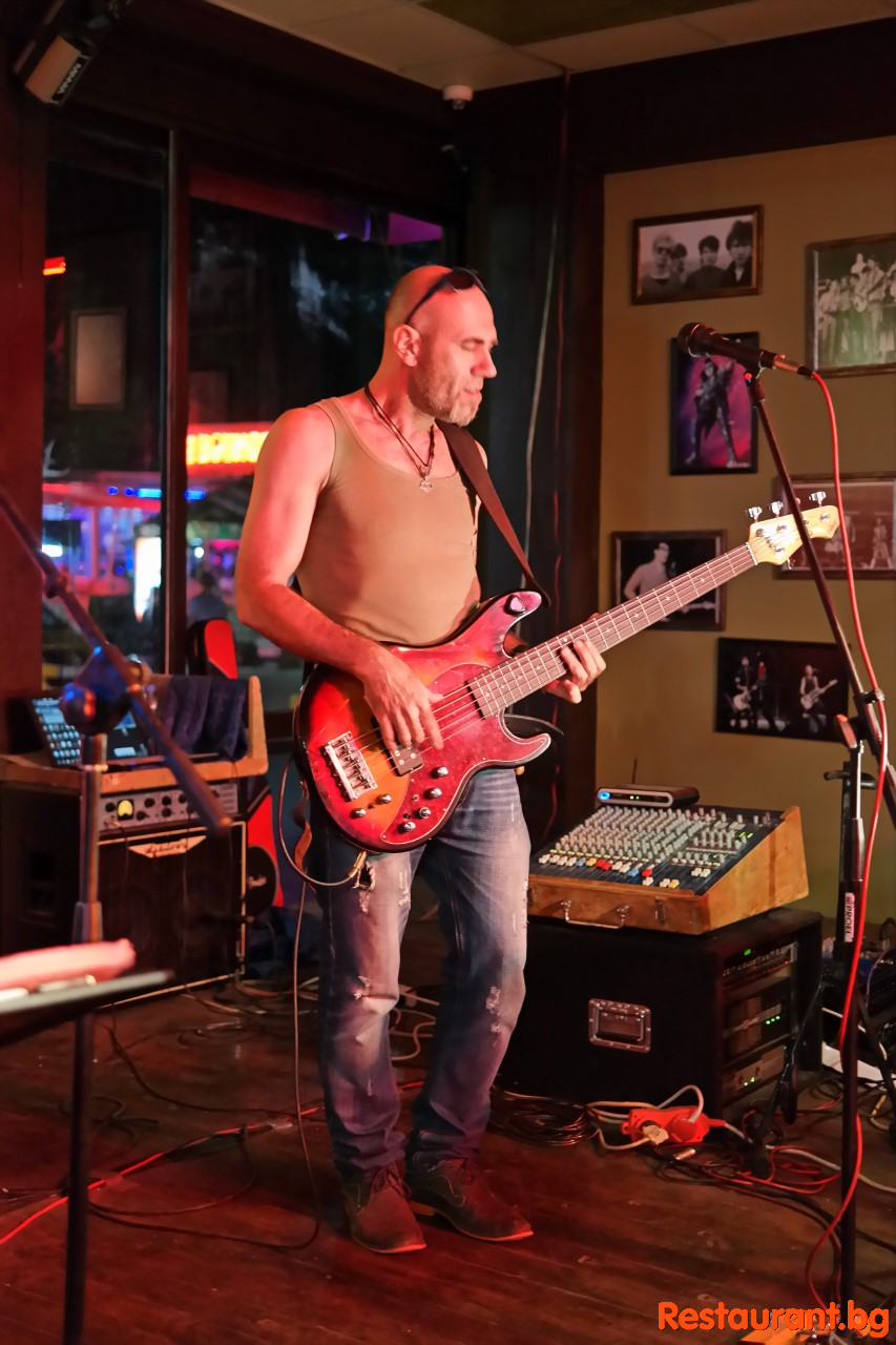 Live Music & DJ