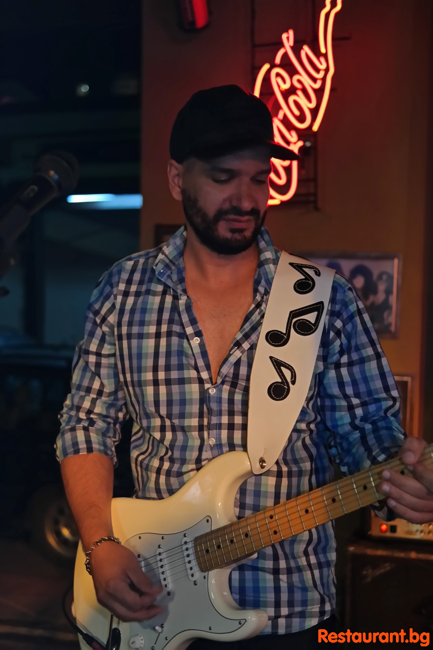 Live Music & DJ