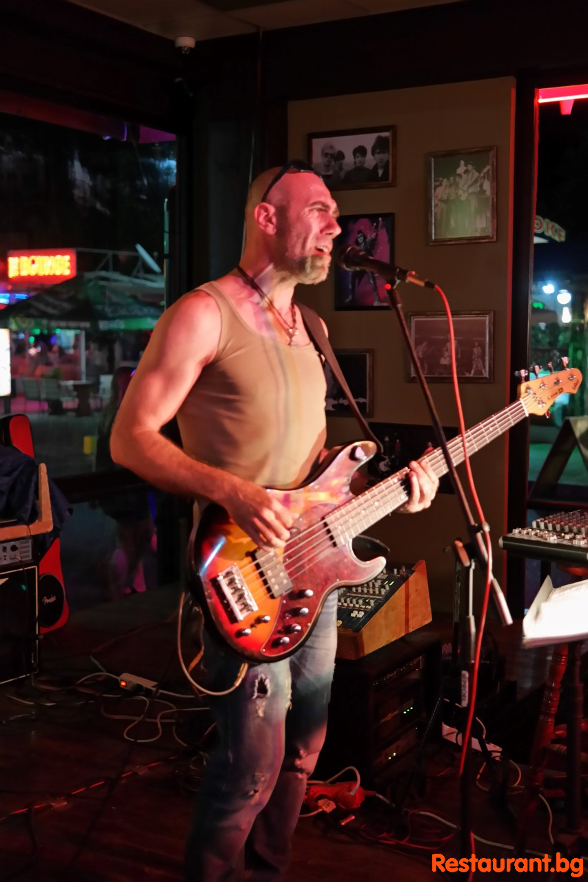 Live Music & DJ