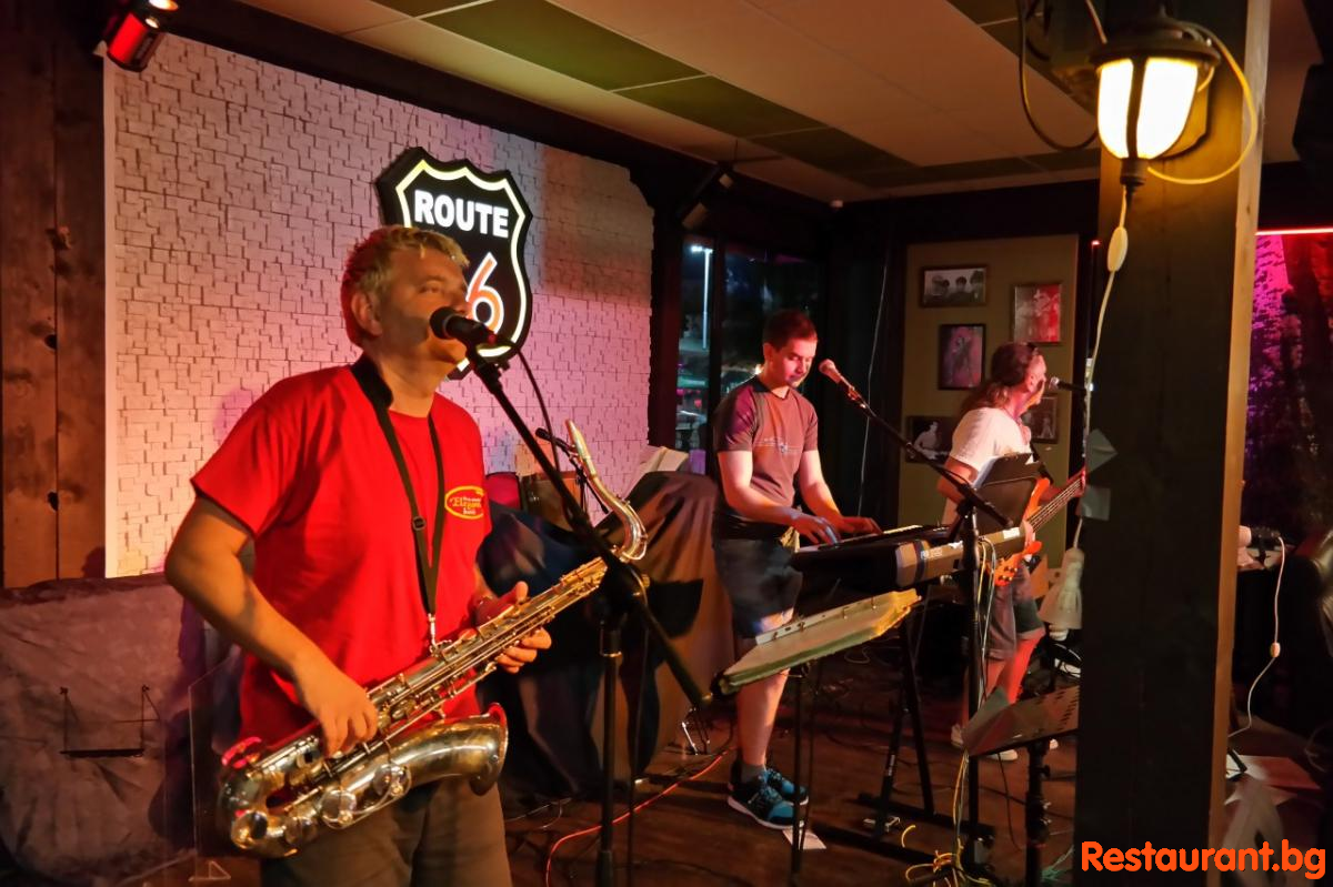 Live Music & DJ