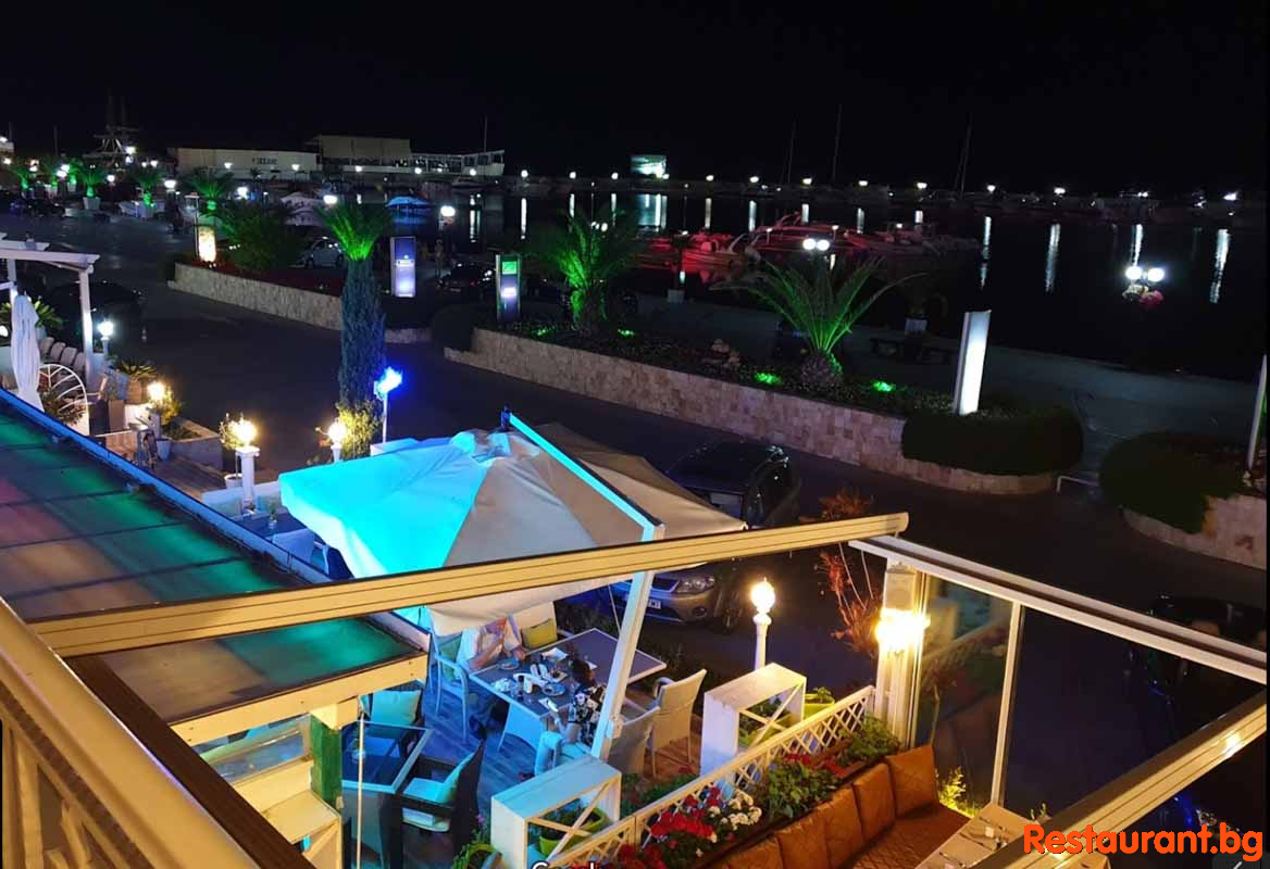 GLORIA MAR by Night