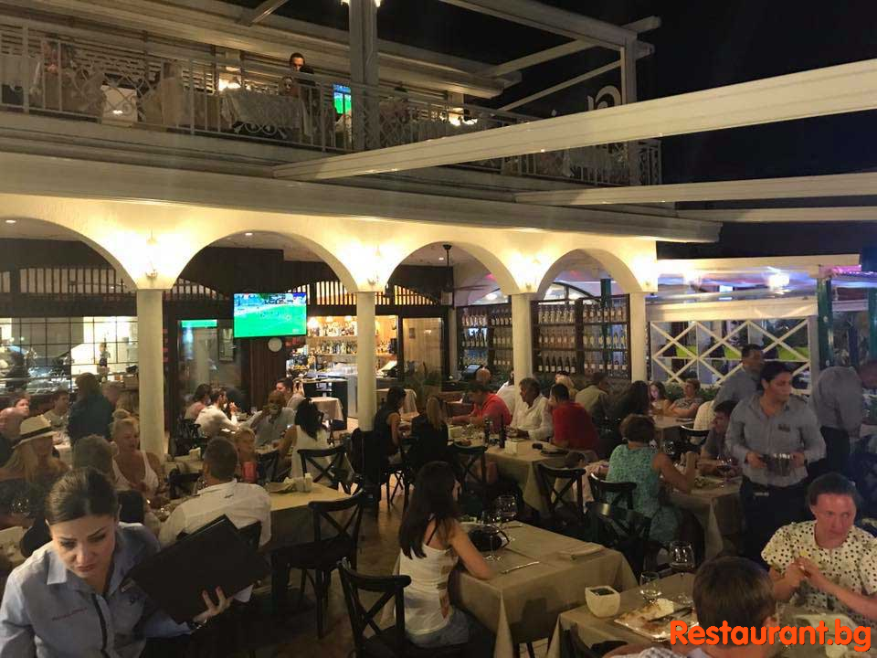 ROYAL GRILL by Night