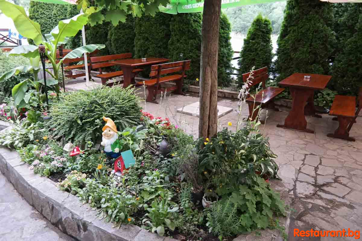 Bar Food AVENUE Burgas Restaurant