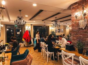 Oh-la-la Café - ЗАПАЗИ МЯСТО ЗА ПРАЗНИКА НА СВОЕТО ДЕТЕ АБИТУРИЕНТ !